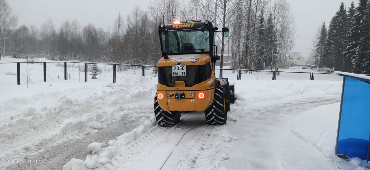 Уборка дорог от снега с помощью высокообъёмного ковша