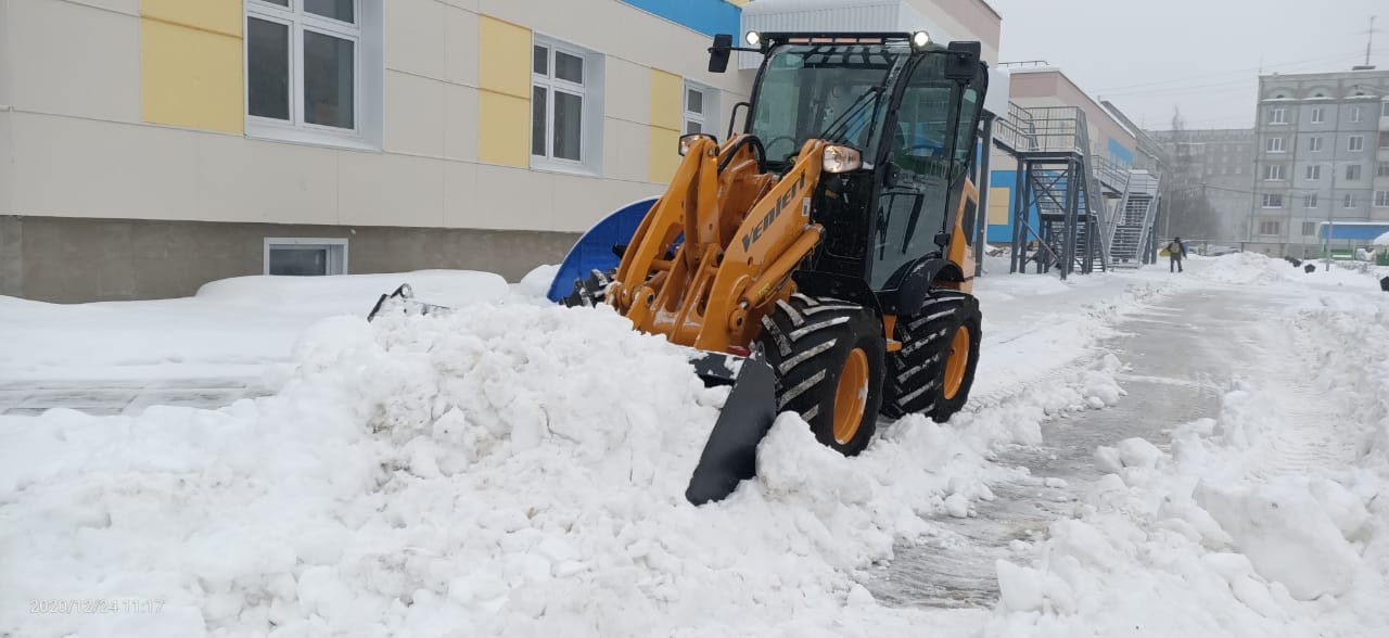 Уборка дорог от снега с помощью высокообъёмного ковша
