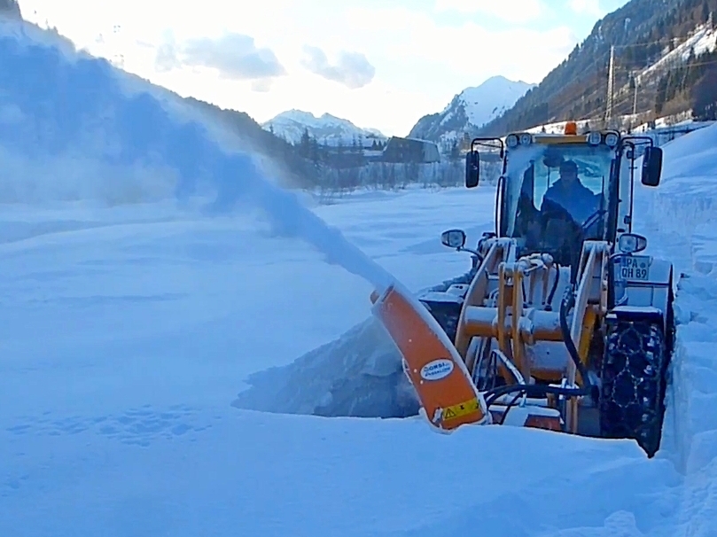Уборка дорог от снега с помощью роторного снегометателя с гидроприводом