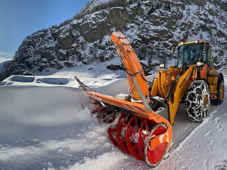 Уборка дорог от снега с помощью роторного снегометателя с гидроприводом