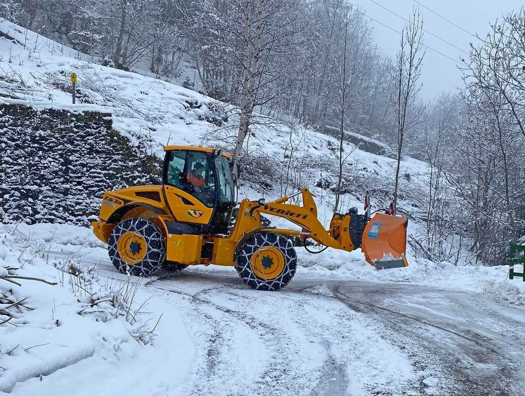 Уборка дорог от снега с помощью V отвала